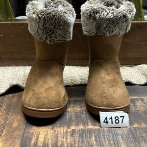 Slippers memory foam boots. Nwot brown pull on. Size medium women